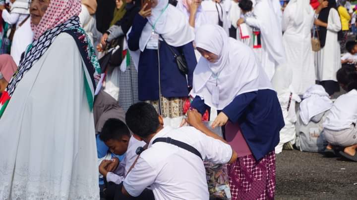 Suasana pengumpulan donasi di Aksi Damai Bela Palestina di Kota Padang Panjang, Ahad (12/11/2023) siang.